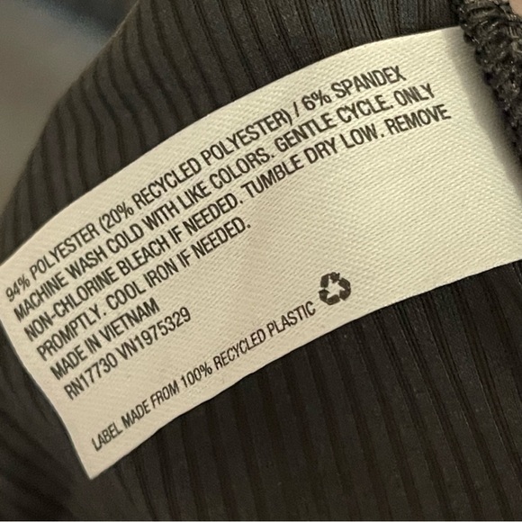 COLSIE Ribbed Velour Cropped Tank Top - Picture 7 of 7